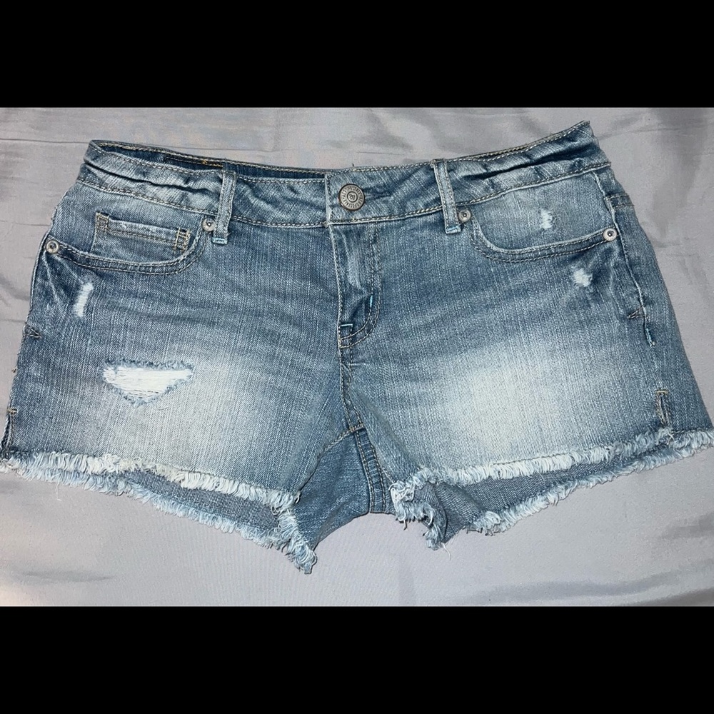 Aeropostale light distressed denim shorts. size 3/4